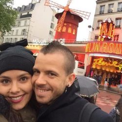 Cristina Pedroche y David Muñoz posan frente al Moulin Rouge en París