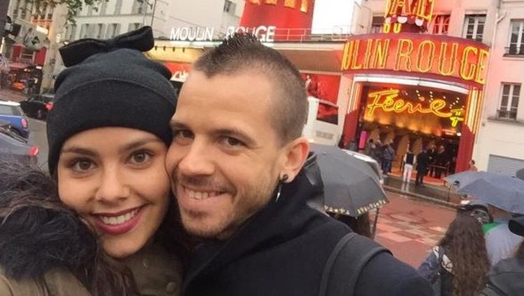 Cristina Pedroche y David Muñoz posan frente al Moulin Rouge en París