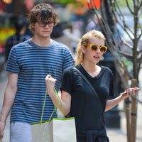 Emma Roberts y Evan Peters de compras tras la gala del MET 2015