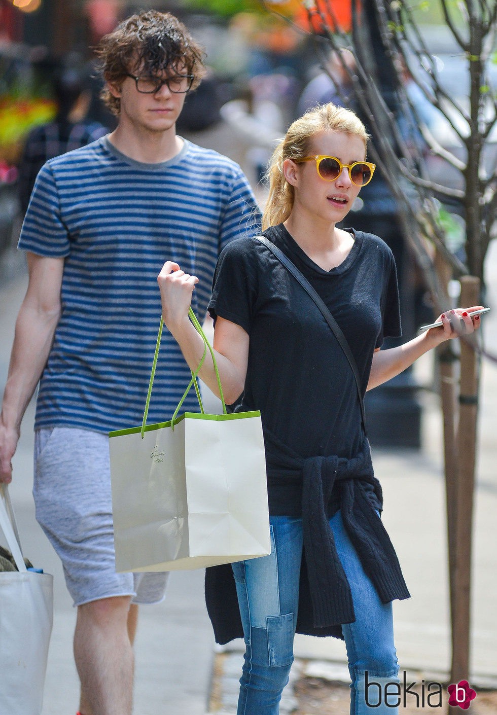 Emma Roberts y Evan Peters de compras tras la gala del MET 2015