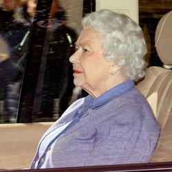 La Reina Isabel II conoce a su bisnieta Carlota de Cambridge