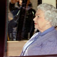 La Reina Isabel II conoce a su bisnieta Carlota de Cambridge