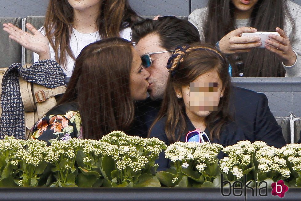 Paula Echevarría y David Bustamante besándose delante de su hija Daniella