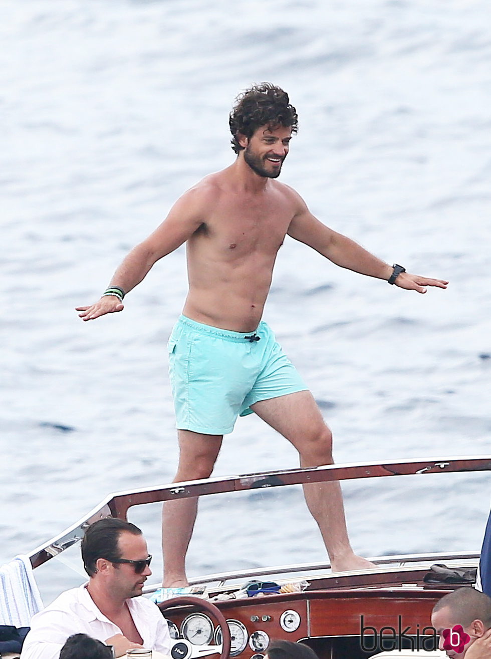 Carlos Felipe de Suecia con el torso desnudo de vacaciones en el mar