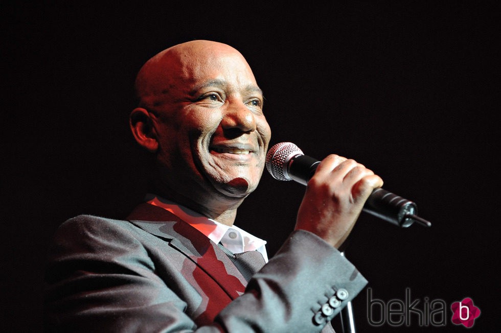 Errol Brown cantando sobre los escenarios