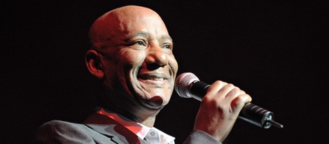 Errol Brown cantando sobre los escenarios