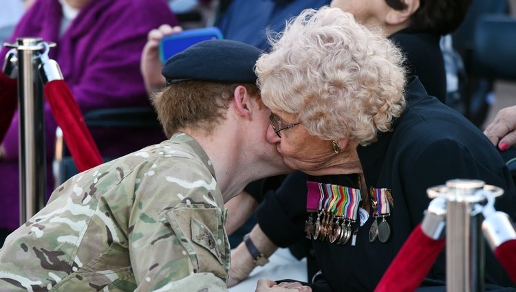 El Príncipe Harry recibe un beso de una anciana en Sydney