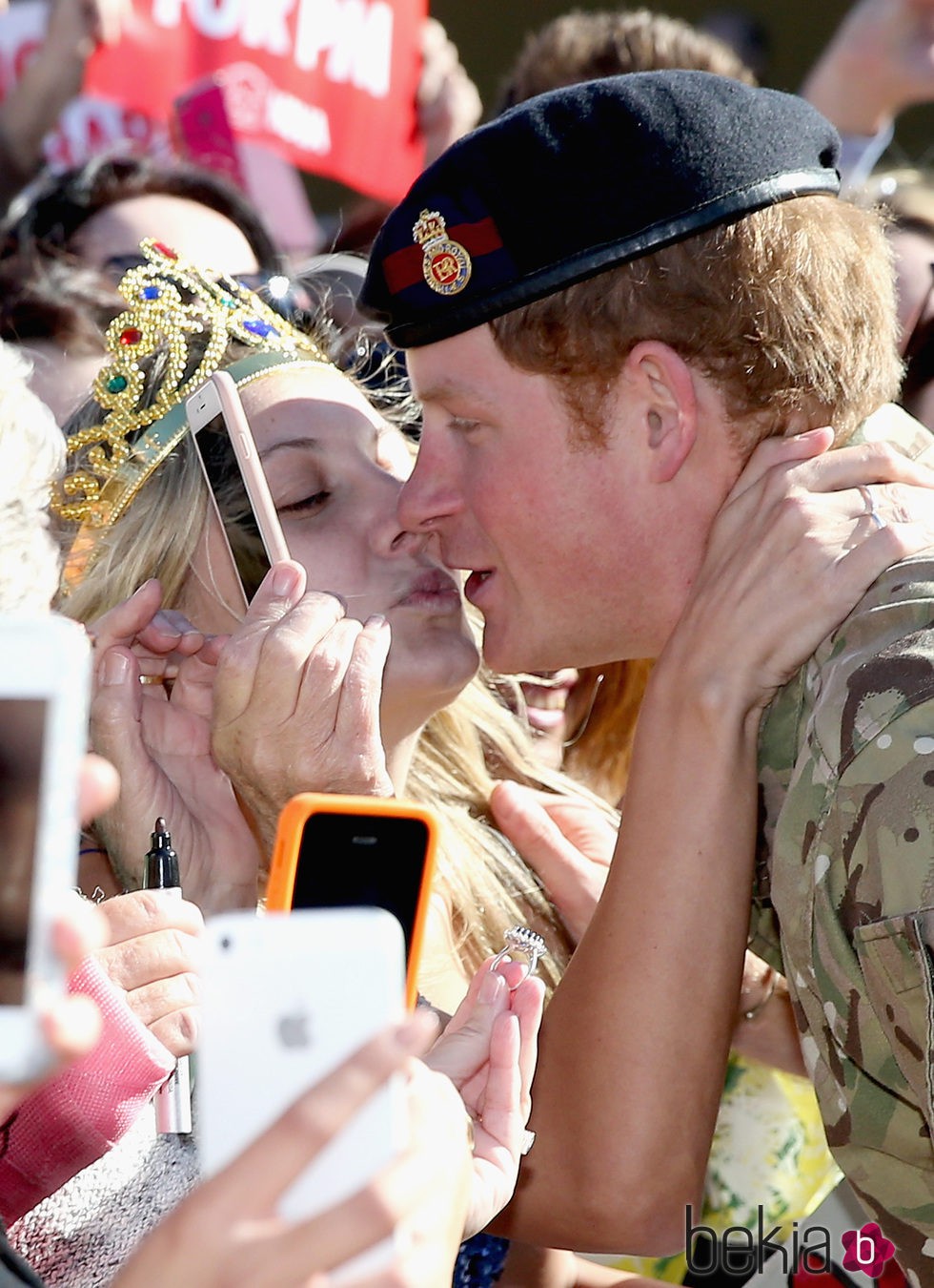 Victoria McRae intenta besar en los labios al Príncipe Harry en Sydney