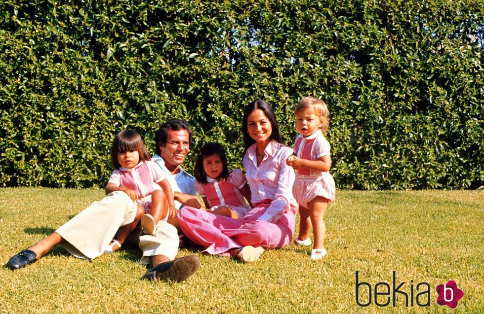 La familia Iglesias-Preysler posando en los años setenta