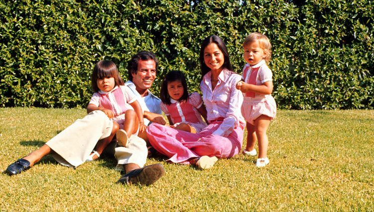 La familia Iglesias-Preysler posando en los años setenta