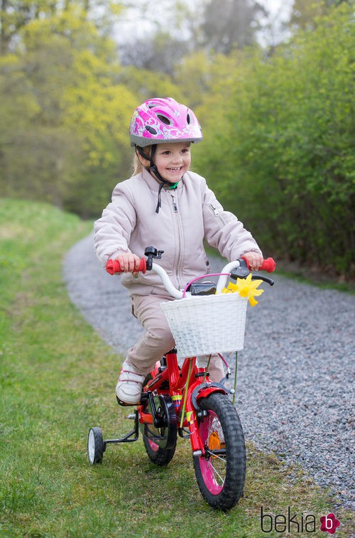 Estela de Suecia montando en bici