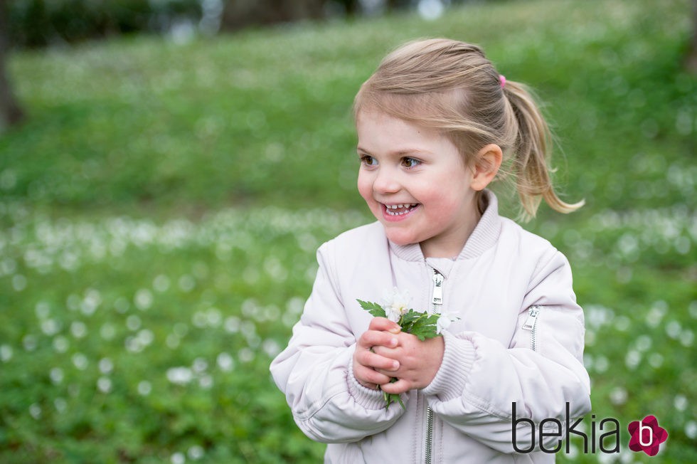 Estela de Suecia, sonriente en su posado de primavera