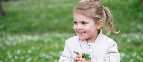 Estela de Suecia, sonriente en su posado de primavera