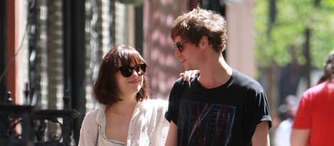 Dakota Johnson y su novio Matthew Hitt paseando por Nueva York