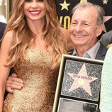 Sofia Vergara estrena su estrella en el Paseo de la Fama junto a su padre 