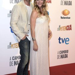 Patricia Montero presume de embarazo junto a Álex Adrover en el estreno de 'A cambio de nada'