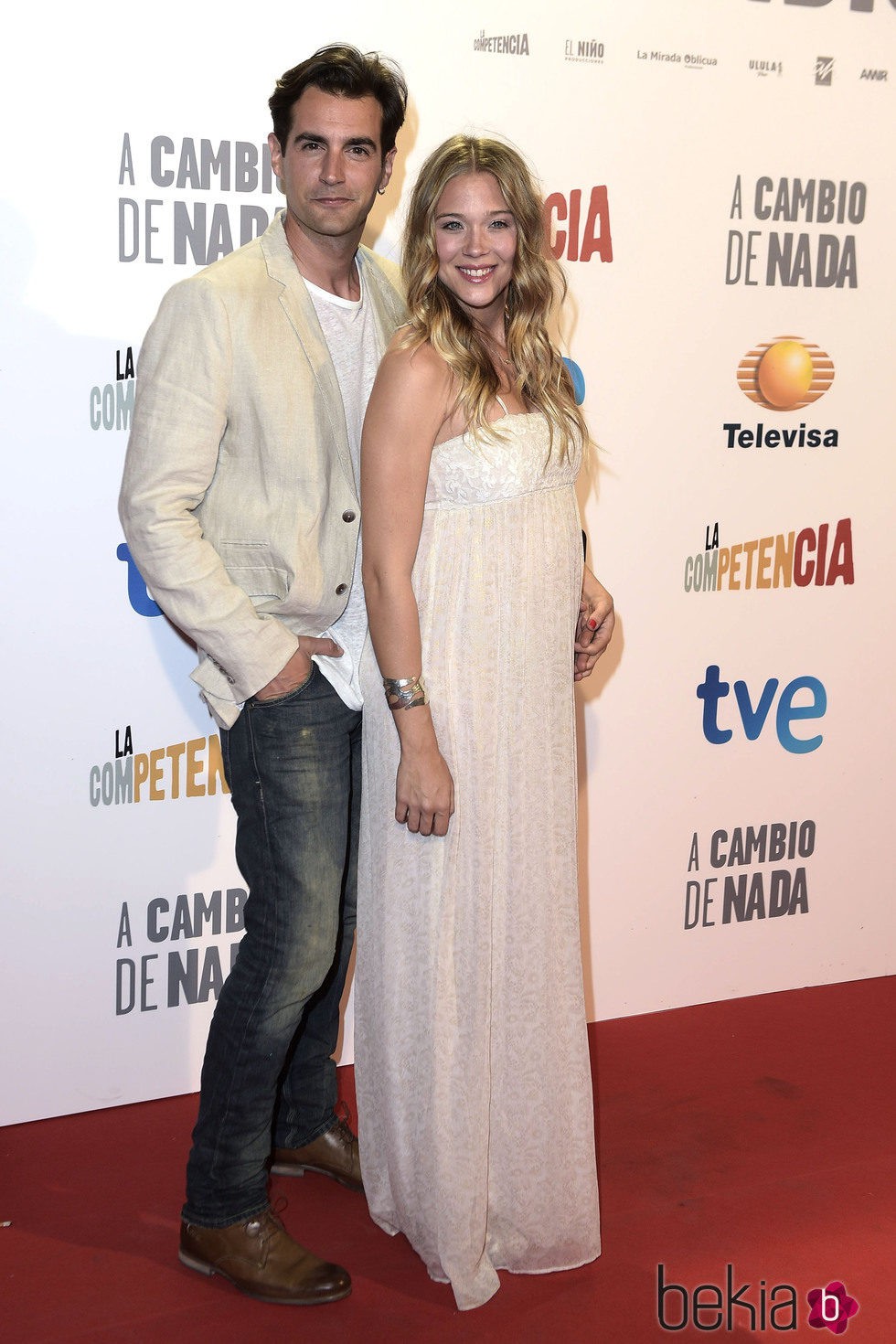 Patricia Montero presume de embarazo junto a Álex Adrover en el estreno de 'A cambio de nada'