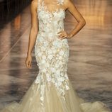 Irina Shayk desfila con un vestido de Pronovias en la Barcelona Bridal Week