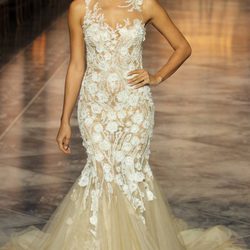 Irina Shayk desfila con un vestido de Pronovias en la Barcelona Bridal Week