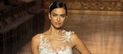 Irina Shayk desfila con un vestido de Pronovias en la Barcelona Bridal Week