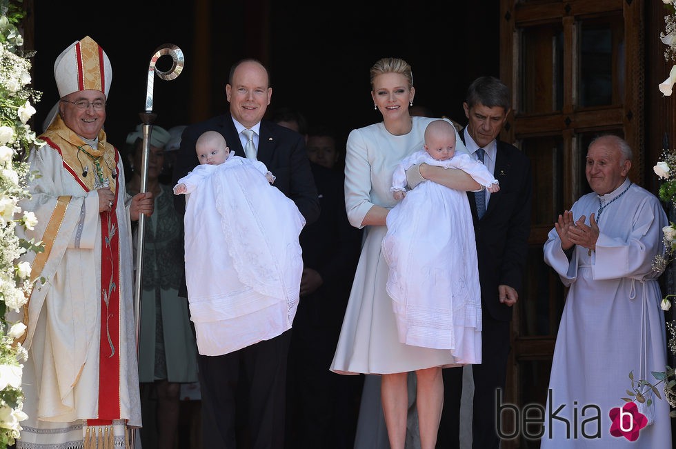 Alberto y Charlene de Mónaco con sus hijos Jacques y Gabriella en su bautizo