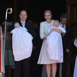 Alberto y Charlene de Mónaco con sus hijos Jacques y Gabriella en su bautizo