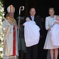 Alberto y Charlene de Mónaco con sus hijos Jacques y Gabriella en su bautizo