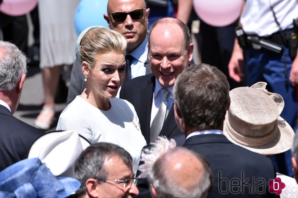 Alberto y Charlene de Mónaco saludan a los ciudadanos en el bautizo de Jacques y Gabriella de Mónaco