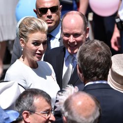 Alberto y Charlene de Mónaco saludan a los ciudadanos en el bautizo de Jacques y Gabriella de Mónaco