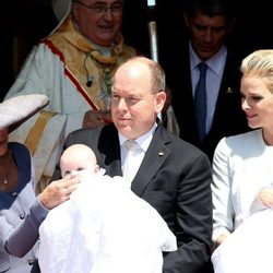 La Princesa Carolina, Alberto y Charlene de Mónaco con sus hijos Jacques y Gabriella en su bautizo