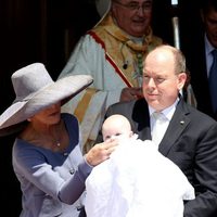 La Princesa Carolina, Alberto y Charlene de Mónaco con sus hijos Jacques y Gabriella en su bautizo