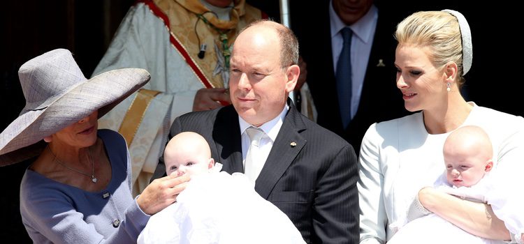 La Princesa Carolina, Alberto y Charlene de Mónaco con sus hijos Jacques y Gabriella en su bautizo