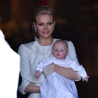 Jacques de Mónaco en brazos de la Princesa Charlene en su bautizo