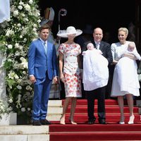 Jacques y Gabriella de Mónaco con sus padres y padrinos en su bautizo