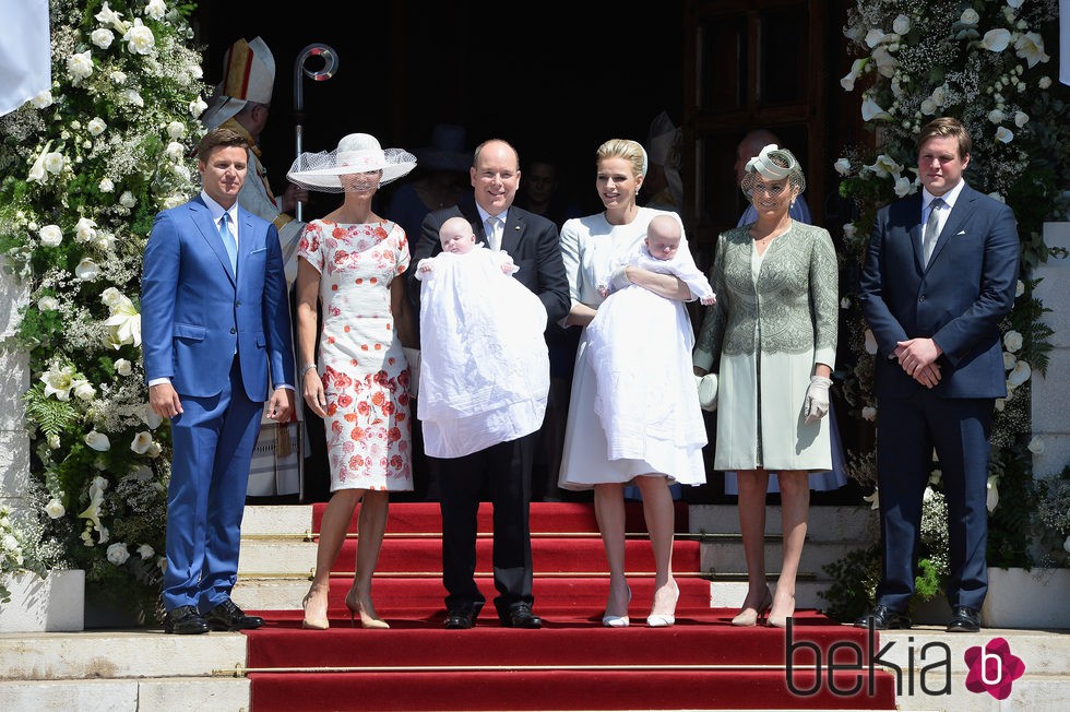 Jacques y Gabriella de Mónaco con sus padres y padrinos en su bautizo