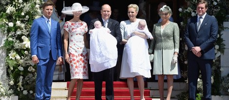 Jacques y Gabriella de Mónaco con sus padres y padrinos en su bautizo