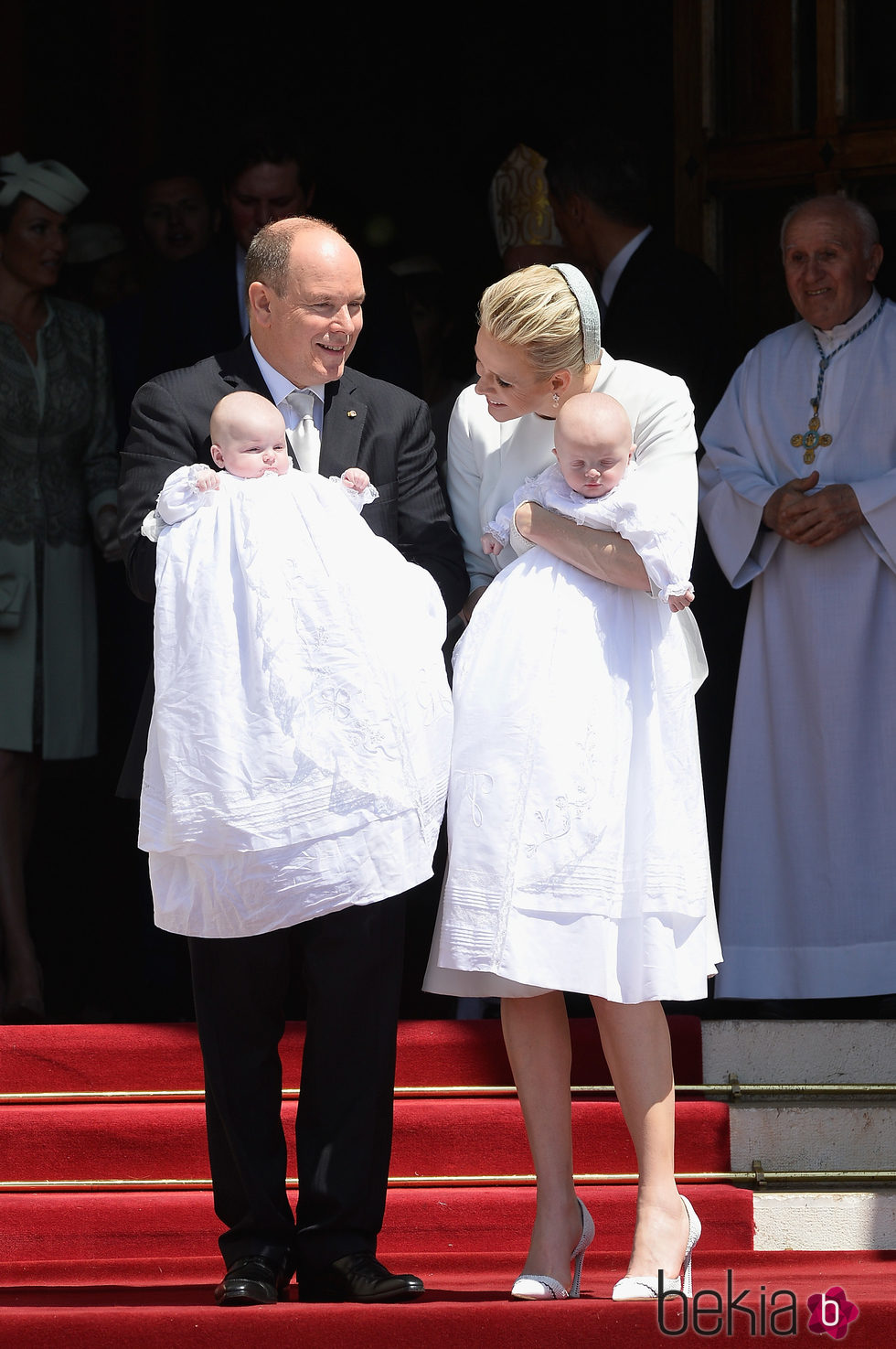 Los Príncipes de Mónaco con sus hijos Jacques y Gabriella en su bautizo 