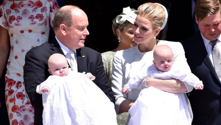 Alberto y Charlene de Mónaco se miran embelesados junto a sus hijos Jacques y Gabriella en su bautizo