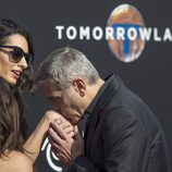 George Clooney besa la mano de su esposa, Amal Alamuddin, durante la premiere de 'Tomorrowland' 