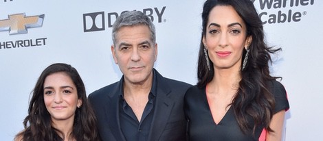 George Clooney y Amal Alamuddin, junto a la sobrina de ella, en la premiere de de 'Tomorrowland'