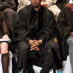 Kanye West con birrete en su graduación de doctorado