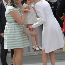 La Reina Letizia con una niña en la entrega de la Enseña Nacional a la Guardia Civil en Vitoria