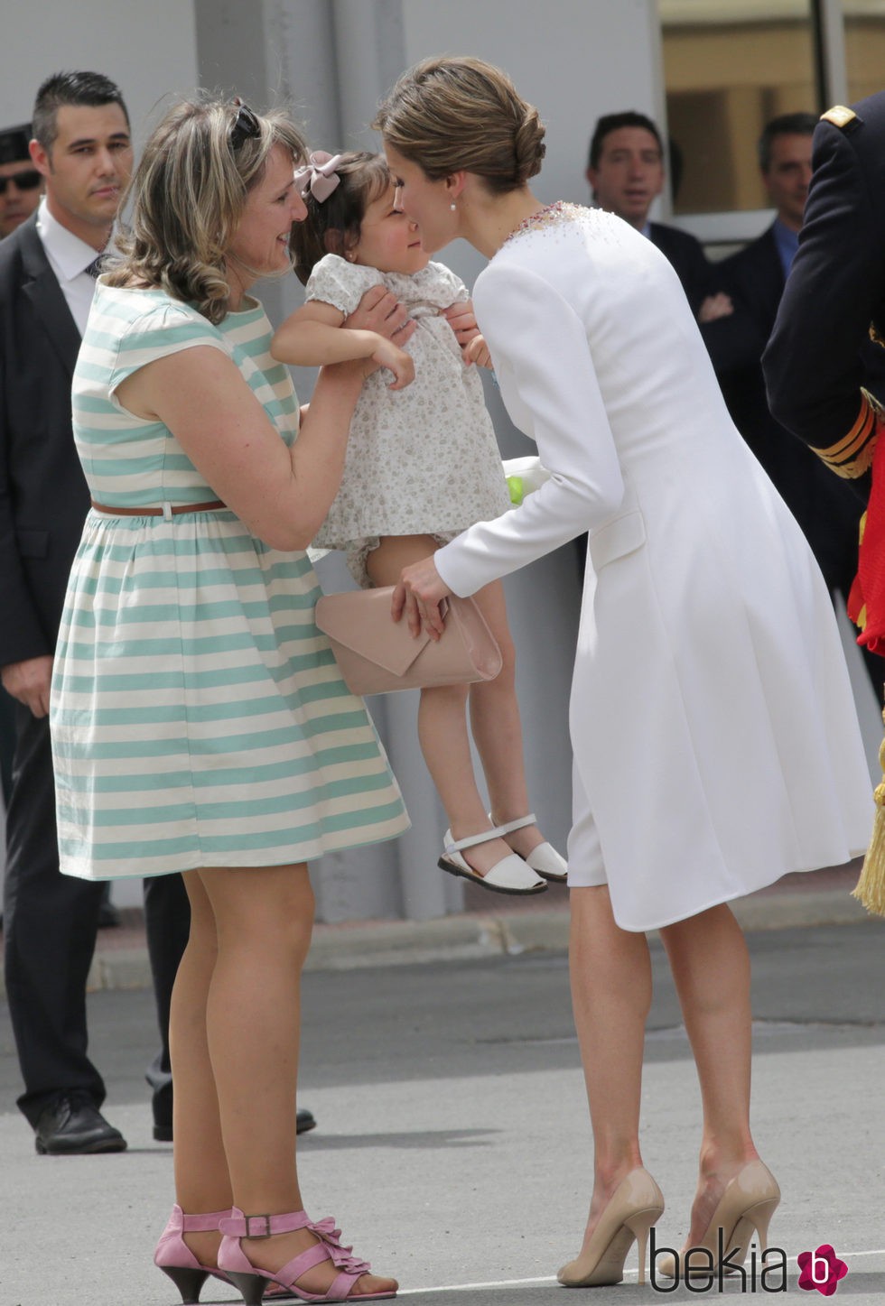 La Reina Letizia con una niña en la entrega de la Enseña Nacional a la Guardia Civil en Vitoria