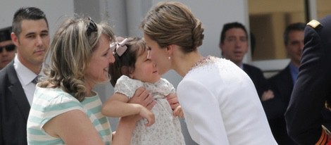 La Reina Letizia con una niña en la entrega de la Enseña Nacional a la Guardia Civil en Vitoria