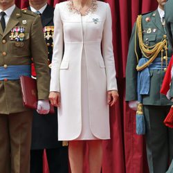 La Reina Letizia con el traje de la proclamación de Felipe VI en la entrega de la Enseña Nacional a la Guardia Civil