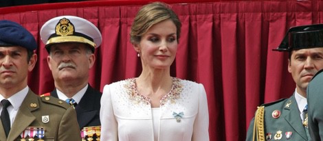 La Reina Letizia con el traje de la proclamación de Felipe VI en la entrega de la Enseña Nacional a la Guardia Civil