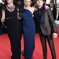 Rossy de Palma, Sienna Miller y Xavier Dolan en la inauguración del Festival de Cannes 2015