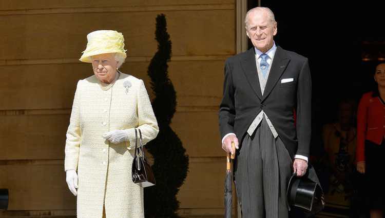 La Reina Isabel II y el Duque de Edimburgo en la Garden Party del Palacio de Buckingham