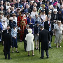 La Reina Isabel II y el Duque de Edimburgo saludan a los invitados la Garden Party