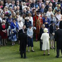 La Reina Isabel II y el Duque de Edimburgo saludan a los invitados la Garden Party